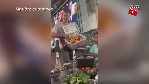 Ngồi nhậu gặp 'ANH TÂY' đi bán dạo, chàng trai Việt có hành động 'TUYỆT VỜI' | Tin 3 Phút
