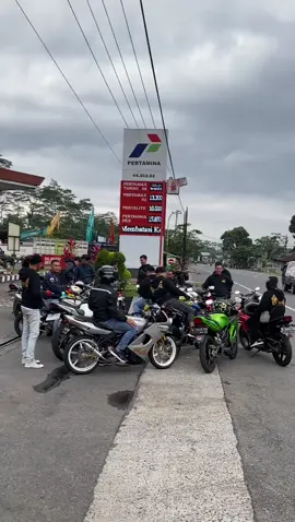 TOURING KOTA MAGELANG BERSAMA TEMAN 2TAKJEPARA#ninja150rr #ninjass150 #oraninjaoracinta #2takjepara #ninja150rrold #ninjasskuning #ninjar #ninjamodifikasi #nsr150sp❤️ 
