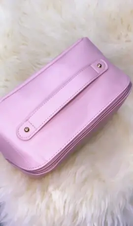 Desperte seu estilo e mantenha-se organizada a qualquer momento! A famosa necessaire das blogueiras chegou aqui na Bella Cosméticos, adquira já a sua e tenha seus itens essenciais sempre à mão!😍 Super espaçosa e versátil com várias repartições, excelente para levar a qualquer lugar e até mesmo viajar!  Confirmar disponibilidade de cores! 📲(19) 99972-1090 📲(19) 3842-1090 #vemprabella #temnabella #necessaire #necessaireblogueiras #organizador #bolsa #bolsaorganizadora