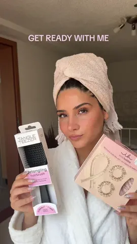 Get ready with - HEATLESS CURLING SET 💖 *If you want stronger curls - curl wet hair overnight. For soft waves, use on dry hair 💤 @Ezgiguenes    #heatlesscurlingset #curlsovernight #overnightcurls #handlewithcurls #invisibobble #viralcurls #viralhairtrend