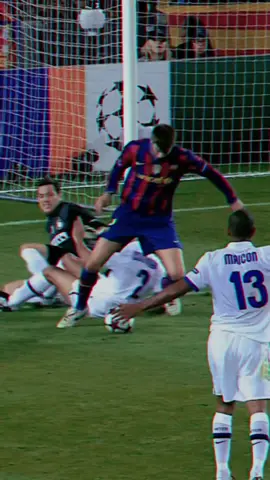 Piqué, stop that 🥶 #ChampionsLeague 