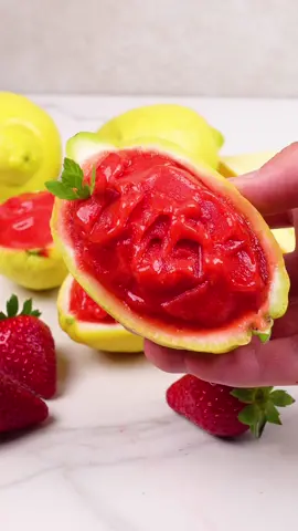 Einfach nur 3 Zutaten für diese Köstlichkeit😍🍋🍓 #zitrone #sorbet #erdbeere #sommerrezepte #einfacherezepte 