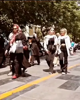 تردد گسترده بانوان بدون حجاب اجباری در خیابانهای تهران  پنجشنبه ۲۲ تیرماه  بازار تهران در مرکز شهر و میدان تجریش در شمال شهر با وجود همه تهدیدات حکومتی و سرکوب ها برای اجرای #حجاب_اجباری در طی روزهای اخیر، اما زنان ایران هر روز بیش از قبل ،حجاب اجباری را کنار گذاشته و با پوشش اختیاری در کوچه و خیابان و بازار حاضر می شوند تا با #نافرمانی_مدنی ، علنا مخالفت خود را با قوانین حکومت دیکتاتوری آخوندی اعلام کنند.  بنا بر مشاهدات عینی ، هم اکنون در تیر ماه ۱۴۰۲، در مناطق مرکز به سمت شمال تهران ، بطور متوسط از هر ۱۰ زن ، حداقل ۷ نفر حجاب اجباری ندارند و با پوشش اختیاری تردد می کنند!