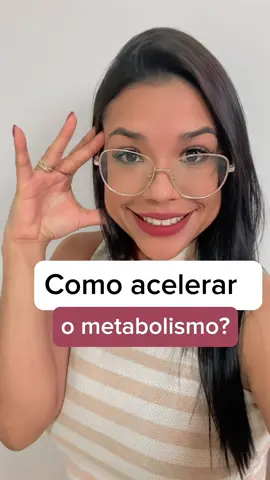 O que é metabolismo lento? É quando seu organismo têm dificuldade digerir os alimentos fazendo com que seu corpo leva mais tempo para receber os nutrientes necessários e demora para transformar as calorias ingeridas em energia. Dessa forma ocorre o acúmulo de gordura.  Mas o que reduz o metabolismo? Ficar sentado muitas horas; Má alimentação; Não dormir bem; Deficiência de cálcio; Hormônios como exemplo da tireoide; Falta de vitaminas e minerais; Aqui na Clínica @drafabianabersch nós temos a calorimetria indireta para verificar se seu metabolismo é lento ou rápido.  Esse chá termogênico não substitui um acompanhamento médico e nutricional.  #metabolismolento #emagrecimento #metabolismo #pvadoleste #clinicadrafabianabersch #reels #saudedohomem 