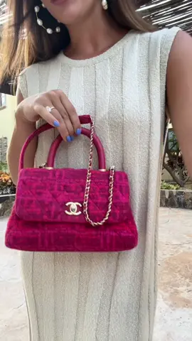 this bag could be yours for your next vacation 🌴🌺💞 “MARIAMARZULLO20” for 20% off your first month!!!!! code is available until the end of july. account tagged here to easily access their website #vivrelle #chanel #vacationbags #budgeting 