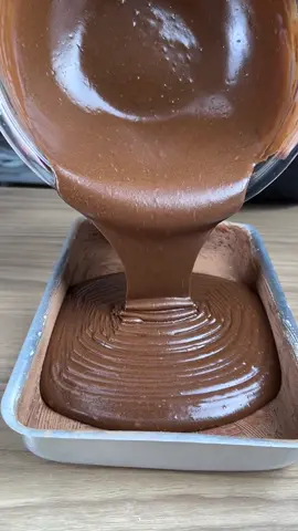 Bolo de chocolate mais facil do mundo 💖#receitas #culinariasaudavel #dicasdecomida #pratododia #comidatiktok #comidacasera #receitasfaceis #foryoupageofficiall #foryou #VoiceEffects #DIY 