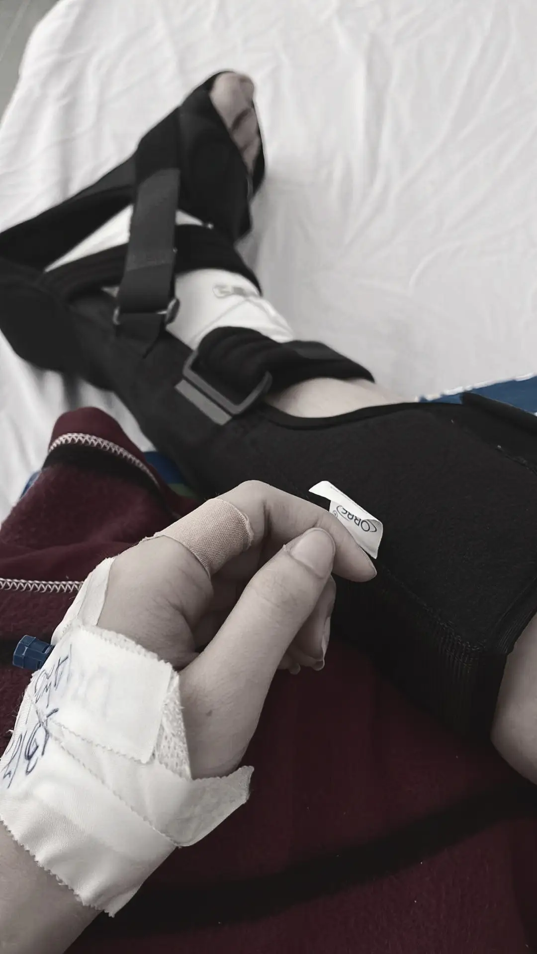 tuần trước té xe chưa lành giờ xui nhập viện bó luôn cái chân 🥲 còn gì xuii 😭😭