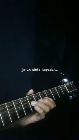 Aku bisa membuatmu jatuh cinta padaku #liriklagu #risalahhati #risalahhatidewa19  #lagu2000an #covergitar #senargitar #senargitarrecomended 
