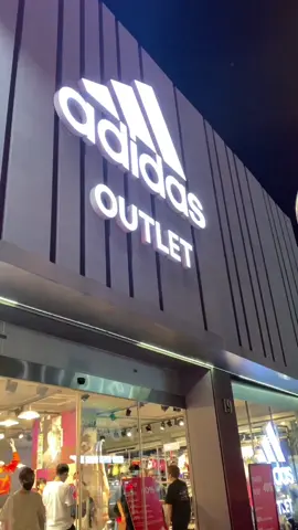 Adidas outlet sale sập luôn ! #adidas #outlet #shopping #gym #sale 
