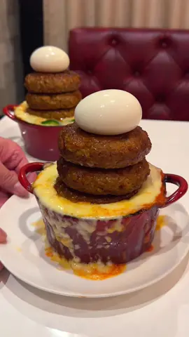 新宿ごはんでおすすめのハンバーグボルケーノパスタ🍝 チーズをたっぷりのせた窯焼きナポリタンの上にさらにチーズインハンバーグを3段重ねにしたボリューム満点すぎる一品！ 📍新宿「Ark Lounge新宿西口店」 #東京グルメ #新宿グルメ #arklounge #cheese #tokyo #japan