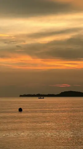Dreamy.. ✨✨ #sunset #beach #ocean #goldenhour #zambales #fyp #foryoupage 