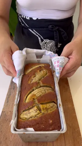 Banana bead składniki : 400 g dojrzałych bananów 110 g masła 110 g cukru 3 jajka, sok z cytryny łyżeczka cynamonu 16 g proszku do pieczenia pół łyżeczki sody 250 g mąki pszennej opcjonalnie orzechy włoskie, migdały czekolada #bananabread #chleb #banan #sniadanie #deser #przepis #kuchniaamerykańska #amerykańskiejedzenie #kuchniapolska #jedzenie #gotowanie 