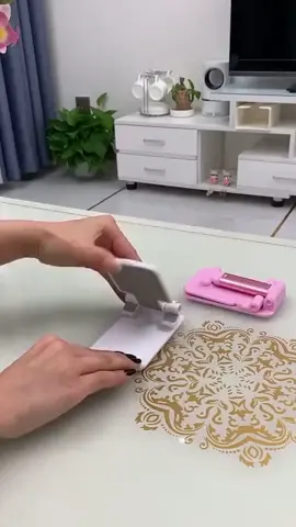 Um suporte de mesa para celular é um dispositivo projetado para manter o seu celular em uma posição estável e ergonômica enquanto você trabalha, estuda ou realiza outras tarefas em sua mesa. Ele oferece uma solução prática para evitar que você precise segurar o telefone o tempo todo, permitindo que você mantenha as mãos livres e tenha fácil acesso às funções do celular.#viral #fyp #fy #foryou 