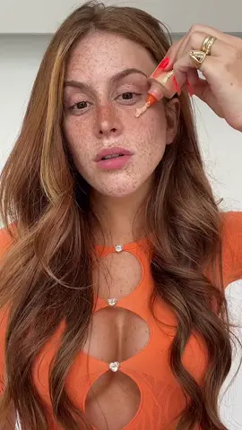 Base Mari Maria cover up !!! 🤩🤩   Base Líquida Matte Mari Maria Cover Up é ideal para todos os tipos de pele. Possui fórmula de secagem rápida e cobertura ajustável, de média à alta, os pigmentos são revestidos por aminoácidos que atenuam as imperfeições da pele e auxiliam na uniformização, disfarçando muito bem marcas, cicatrizes e olheiras de maneira natural e com longa duração. Nova volumetria e embalagem, mesma fórmula. Hipoalergênica, dermatologicamente e oftalmologicamente testada, não irritante, livre de parabenos, perfume e crueldade animal. #fy #coverup 