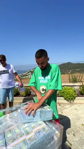 500.000.000$ let’s tag @MrBeast 🚀