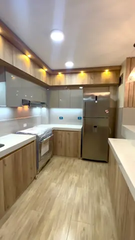 Mobiliario para cocina en pared de Drywall 😍 #melamina #lima #cocinamoderna #cocinabonita #highgloss #peru #antesydespues #luzcalida #luzled #refrigeradora ##cocina##puertas##ksi