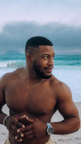 Retratos Desconhecidos, Pedro Lucas, obrigado. O Pedro Lucas diz que o jiu jitsu mudou a vida dele. Mas eu acho que não foi só a luta. No nosso bate-papo ele também mostra como a fé e o olhar positivo para a vida definiram seus caminhos. “Já fui para muito campeonato só eu, minha fé e o dinheiro da passagem de ida. Precisava ganhar para me alimentar e voltar”. Não faltaram momentos difíceis, mas tudo ajudou a dar valor ao que ele tem hoje. Uma história de muita fé e otimismo que eu ouvi no Rio de Janeiro. • • • • #cidademaravilhosa #riodejaneiro #cariocas #rj #ipanema #fotografo #fotografia #praia #juijitsu #bjj #juijitsu