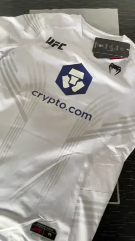 UFC VENUM FIGHT NIGHT MEN”S WHITE WALKOUT  💎💎 . . Talla disponible : S Envios a nivel nacional 🇵🇪 Producto 100% original 🇺🇸 . . Masn informacion al DM ✉️ #venumperu #mmaperu #perumma #viral #venta #original #venumoriginal #hoody #casaca #ufchoody #ufcjersey #polooriginal #originalvenum #tshirt  #genosstore#genosfightwear #Venum #vemunufc #UFC #ufcperformance #genosstore  #genos #shopnow #mma #venumperu