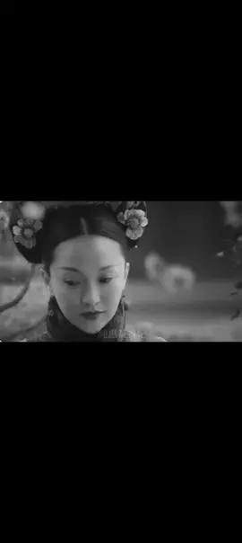 Như Ý đã gục vào Dung Bội bật khóc khi Lăng Vân Triệt rời đi.(cảnh bị cut) _Đa số mỗi lần Như Ý gặp Lăng Vân Triệt đều luôn mỉm cười không chút giả dối, như hai người bạn, hai người tri kỷ. Ở đoạn này, cho dù có đau thương thế nào nhưng Như Ý vẫn cười, đây không phải là cố ý diễn xuất như vậy mà phản ứng bản ứng, là cái hoàn nguyên chân thật. Cái mỉm cười này làm cho người xem tin rằng Châu Tấn đã thật sự trải qua cuộc đời của Như Ý, nếm đủ hỉ nộ ái ố của nhân vật này, là thật lòng vui mừng khi gặp lại Lăng Vân Triệt, tựa như trong cuộc sống của chúng ta, nếu như gặp lại một người bạn thân thiết sau thời gian dài không gặp, phản ứng đầu tiên của bạn là gì? Là cười có phải không?  Nhưng sau cái mỉm cười bản năng đó thì Như Ý mới nhận thức rõ sự thật tàn khốc thế nào, đôi mắt Như Ý bắt đầu rưng rưng nước mắt khi nghe lời nói dối vụng về của Lăng Vân Triệt: “Nô tài vẫn ổn”, rồi cho đến khi: “Hôm nay có thể cho nô tài tặng Hoàng hậu nương nương một nhành mai được hay không?” và kết thúc là hình bóng còng lưng của Lăng Vân Triệt khi rời đi thì lúc này nước mắt đã không còn giữ được mà tùy ý chảy ra ngoài.  [Cre: (trích)Ẩm tửu khán thanh mai] #周迅#zhouxun#châutấn#nhuykehoanghau#ruyiroyalloveinthepalace#haucungnhuytruyen#nhuytruyen#clara_zh#langvantriet#dangsieu 