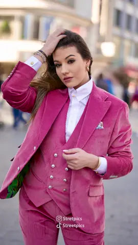 Be confident and live in pink Life  #Streetphotography #pink #StreetFashion #streetphotographer #fotoshooting #viral #art #sony #portrait #photoshoot#pinktok #hannover #germany #fashion #model #moda #modeling 