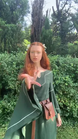 I looove it !! ⚠️Fake sword⚠️ #handamde #fashiondesigner #sewing #fypシ #stylisme_modélisme #colsplay #narnia #susanpevensie #medieval #festival #fantaisie #narniatiktok #green #dress #festivalmedieval #fashion 