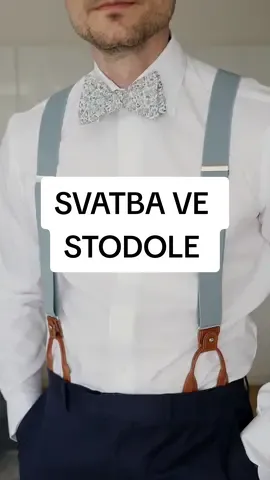Dnešní outfit na letní svatbu ve stodole: • tmavomodré chinos kalhoty • šedo-modré kšandy s hnědými poutky • bílý motýlek Aria s květinovým vzorem • semišové loafers 👞 #grwm #outfitideas #svatba #cesko