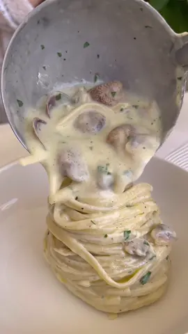 Makaron z frutti di mare składniki : krem czosnkowy 2 duże główki czosnku mleko oliwa 1 kg vongole pietruszka papryczka chili ( peperoncino ) sól oliwa makaron linguine l’un spaghetti #clams #małże #makaron #pasta #czosnek #obiad #obiadydomowe #przepis #przepisy #włoskiejedzenie #kuchniawłoska #kuchniapolska #vongole #jedzenie #gotowanie 