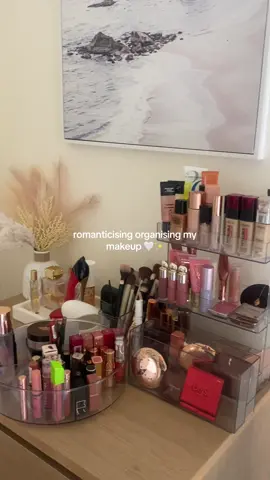 Using the beauty storage organisers from Kmart to organise my makeup ✨🫶🏼 @kmart australia #makeuporganisation #makeuporganizing #makeupstorage #kmartmakeupmusthaves #kmartbeautyfinds #kmartstorage #kmartorganisation #makeup #kmarthaul  