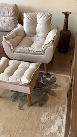 O kit de poltrona e puff para amamentação é projetado para oferecer o máximo de conforto durante esse momento especial. A poltrona é espaçosa e possui um design ergonômico que proporciona suporte adequado para as costas e os braços da mãe. O puff complementar oferece um apoio extra para os pés, ajudando a manter uma posição confortável durante a amamentação. Ambos são estofados com materiais macios e acolchoados, criando uma sensação de aconchego. Com esse kit, você pode desfrutar de um ambiente tranquilo e relaxante enquanto cuida do seu bebê.