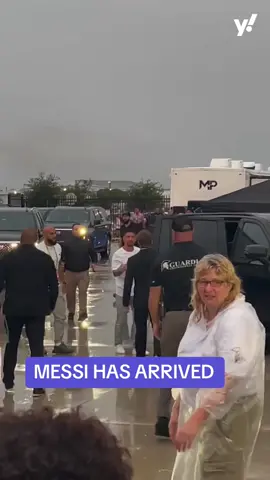 Fans waited in the rain for Lionel Messi’s Inter Miami arrival 😅🐐 #messi #Soccer #futbol #MLS #intermiami 