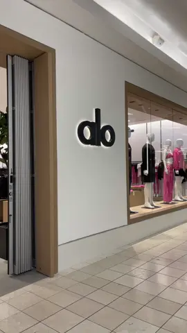 the new alo store is so pretty 🩰🫶🏻✨ #alostore #alo #aloyoga #mall #shopping #dayinmylife #fypシ 