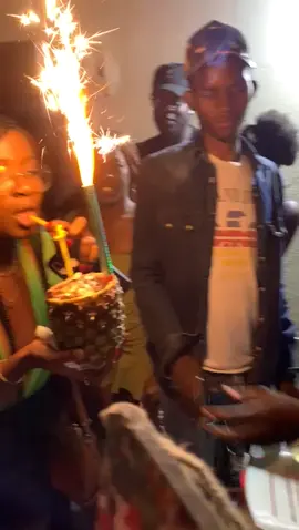 explode de alegria e satisfação