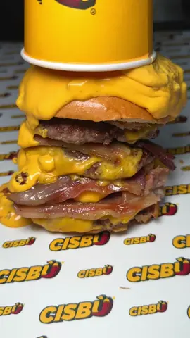 La carica del lunedì 🐷🍔 . #cisbù #fastfood #cheddar 