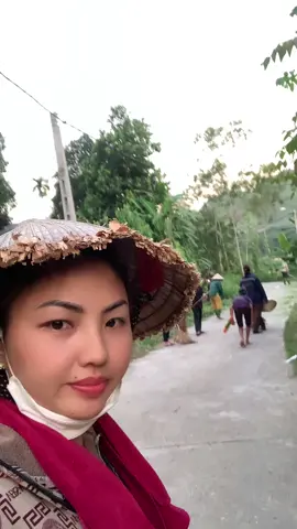 Vệ sinh đường làng ngõ xóm cùng bà con bảo vệ môi trường xanh sạch đẹp 