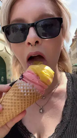 Hattest du heute schon ein Eis?🤓☀️ #fy #fyp #fürdich #füreuch #eis #eisschlecken #leckereis #schlecken #☀️ 