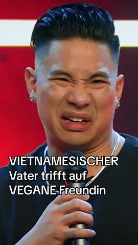 Welche Entscheidungen wollen eure Eltern nicht akzeptieren? 🙅🏼‍♀️🙅🏽‍♂️ @Tutty Tran | Comedy Clash | Die ganze Folge in der ARD Mediathek und mehr Comedy auf YouTube, Links in der Bio.   #SWRComedy #ComedyClash #Comedy #Standup #StandupComedy #Vegan #Fleisch #Vietnamesen #Freundin #TuttyTran #FYP