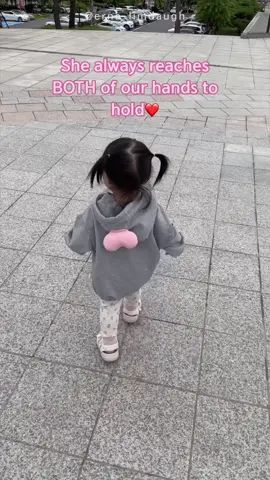 One of the sweetest things Heizle does🫶🏻 #babytiktok #toddlermom #parentslove #fyp #fypシ 