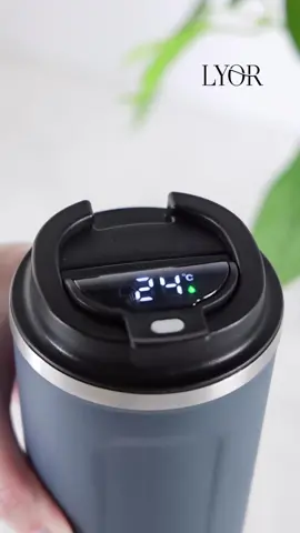 Escolha a cor que combina com o seu estilo! Com capacidade para 500ml e produzida em aço inox, o nosso copo térmico com LED é perfeito para levar sua bebida preferida para todo lugar. Copo Térmico de Aço Inox Parede Dupla com Tampa e Termômetro Motion/Branco/Preto e Azul 500ml  Investimento de R$ 84,40und.   #Lyor #MinhaCasaTemLyor #CopoTermico #açoinox 