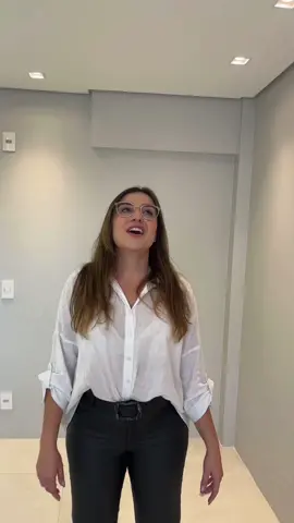 ✨Luz Neutra e Branca: Dicas de Iluminação para o Seu Apartamento.✨ Vamos falar sobre iluminação? Aqui neste apartamento eu tenho três opções de tom para mostrar a vocês. O perfil está no tom 4000K, que é mais branquinho e se enquadra na classe neutra. E nos spots temos o tom 3000K, que é mais branco amarelado. Por fim, temos a lâmpada de sobrepor no tom 2700K, que é mais amarelo um tom quente e aconchegante. . . . . . #iluminação #interiores #pesquisa #dicas #4000k #3000k #neutro #branco #spots
