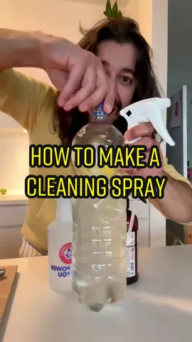 How to make a cleaning spray out of lemon-peels! 😲🍋 #lemon #lemonpeels #upcycle #recycle #lifehacks #DIY #howto #KitchenHacks #upcycling #homemade 