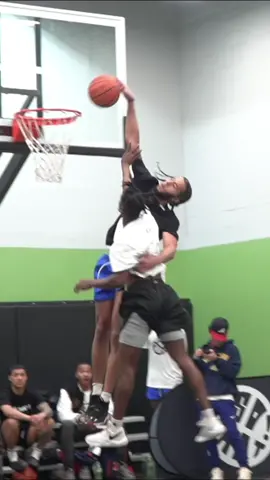 Are yall letting 5 straight buckets go on your head?!😳🤯😂 #foryou #dunk #basketball 