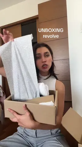 amamoooooooos 🫰🏻 les deje el link de mis favs en mi perfil ✨ @Revolve #revolveme #outfitcheck #tryon #haul #unboxing #fashionblogger 