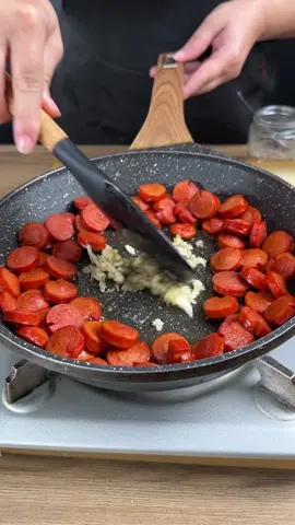 Um jantar delicioso de salsichas e batatas muito rápido e simples de fazer! #receitas #receita #receitafacil #batata #superreceitas