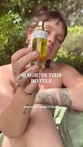 this isnt even an ad @Ffern is just that magical! On a serious note, synthetic fragrances are one of the biggest endocrine disruptors in our modern life and they’re eeeeverywhere. At bery least, try not to use them on your body daily. You can use pure essential oils topically for a great long lasting fragrance, or save up for a special perfume, made straight from the earth like this one! Another beautiful way to stay connected to the natural world we are a part of 🌱✨ #naturalperfumes #endocrinedisruptors 