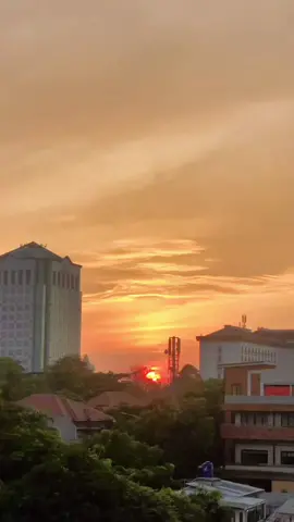 Cara santai untuk mengakhiri hari, melihat terbitnya matahari berubah menjadi🔥                                        #sunrise #pagihariyangcerah #jakarta 
