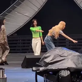 woah! rose give the flowers to jisoo 