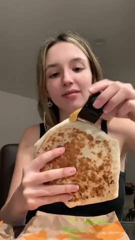 so delicious 🤧  video by: @colettefionaa 🤍 tags: #fyp #foryou #eating #mukbang #mcdonalds #americanmukbang #eat #asmreating #eatingasmr #fastfood #burritomukbang #chipotleburritobowl 