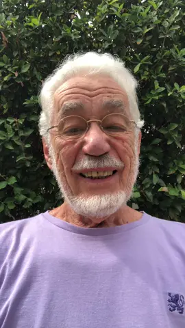 Velho não deve ficar muito tempo parado. Velho precisa caminhar, mexer com o corpo. Fazer ginástica. Os idosos devem se movimentar o máximo que puderem. A partir dos 50 / 60 anos começamos a perder massa muscular e mobilidade. Evite a ficar muito tempo sentado.  #velholegal    #velhoesperto.  #velhosaudavel 