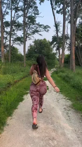 The way she walks away 🤣 i love her @Nicky #bff #fyp #funny 