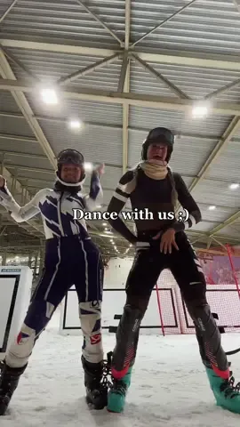 A little dance for you 💃🏼🤎  #ski #skigirls #skiracing #dance #trendy #summerskiing #tiktokdance #friends #dutchie #snowworld #fun #funtimes #skifun #skivibes 
